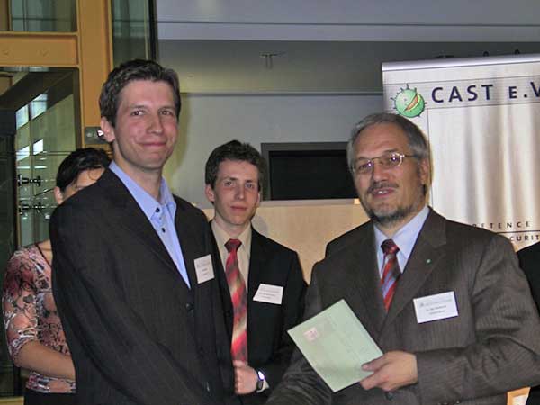 Dr. Udo Helmbrecht (BSI) überreicht Ulrich Wölfel den ersten Preis in der Kategorie Studenten
